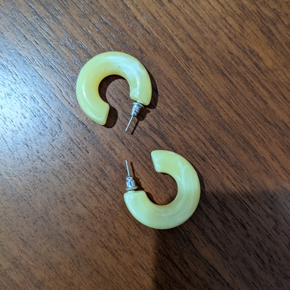 Butter yellow acetate chunky hoops